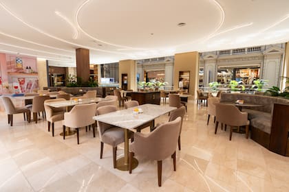 La Place cuenta con mesas de estilo francés, creando un ambiente acogedor y elegante