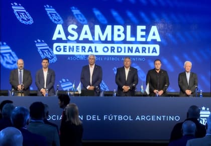 La plana mayor de la AFA, con Claudio "Chiqui" Tapia, a la cabeza, en la Asamblea en Ezeiza, en octubre