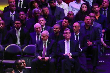 La plana mayor de San Antonio Spurs en el Staples Center: el entrenador Gregg Popovich, Tony Parker, el gerente general R. C. Beauford y Manu Ginóbili.