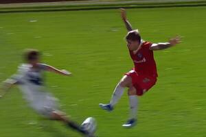 La violenta patada de un jugador de Argentinos que casi saca de la cancha a un símbolo de Vélez: roja directa