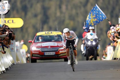 Tadej Pogacar, vestido con maillot blanco para el mejor piloto joven, se puso el amarillo al final de la jornada, a un día de llegar a París