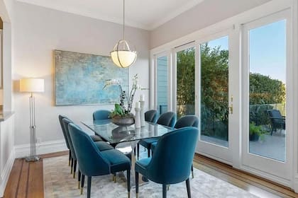 La planta alta, en tanto, tiene tres dormitorios, aunque uno parece ser utilizado como saln y forma parte de una suite de dos habitaciones que incluye un bao con baera y ducha