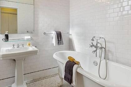 La planta alta, en tanto, tiene tres dormitorios, aunque uno parece ser utilizado como saln y forma parte de una suite de dos habitaciones que incluye un bao con baera y ducha. Adems, el tercer dormitorio tiene un bao contiguo igualmente equipado