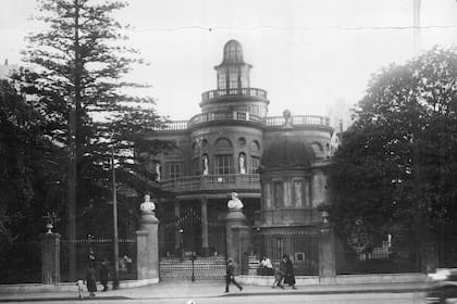 La planta baja, con una galería perimetral hacía a la casa más señorial y le daba marco a una escalinata de mármol. Estaba flanqueada por bustos y estatuas de mármol.