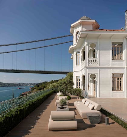 La planta baja cuenta con una terraza de 300 m² que se integra con el paisaje costero.