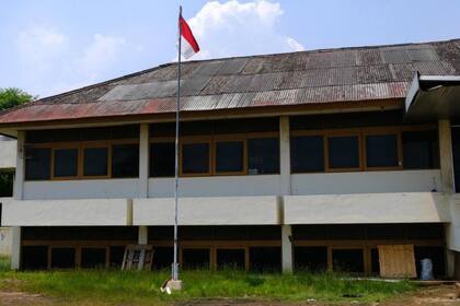 La planta baja de este edificio de oficinas abandonado queda bajo tierra