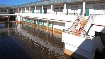 La planta baja de la Escuela N°1 está inhabilitada por la inundación