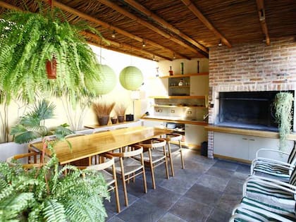 La planta baja de un departamento ubicado en Libertador al 2600, en Palermo Chico: tiene espacio con parrilla