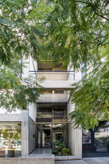 La planta baja del edificio cuenta con una rampa y un estanque, ambos foco de reunión y juego de los vecinos.