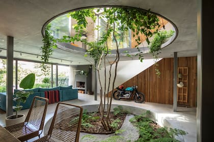 La planta baja reúne los usos sociales: acceso, cocina, estar, espacio para las motos, quincho y jardín con pileta.