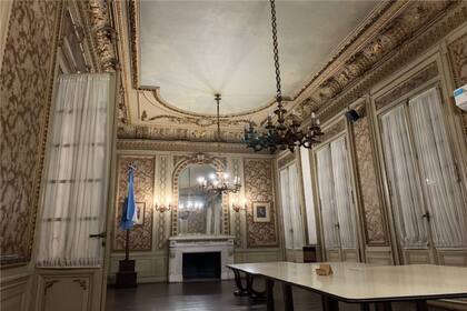 La planta baja tiene una amplia sala de reuniones