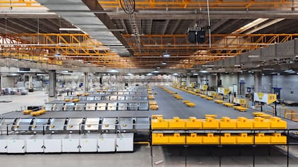 La planta clasificadora de paquetes del Correo Argentino en Monte Grande, que usa 240 robots, es la primera en su tipo de América Latina