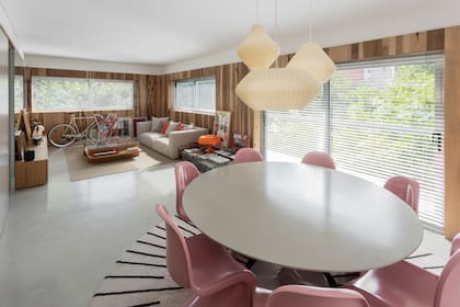 La planta compartimentada dio paso a una configuración abierta, donde la luz natural y las visuales se convirtieron en protagonistas aprovechando la ubicación en esquina. Revestimiento entablonado de petiribí (Fallone Studio)