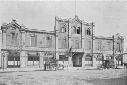 La planta de Editorial Peuser en Av. Regimiento de los Patricios 567 fue inaugurado en 1890. Su fachada fue protegida por ley en 2014.