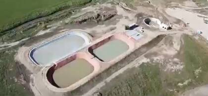 La planta de efluentes tiene por objetivo la depuración de aguas residuales mediante una serie de procesos físicos, químicos y biológicos que tienen como fin eliminar los contaminantes presentes en el agua