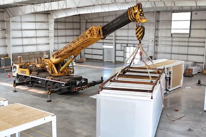 La planta de Loma Verde tiene 10.000 metros cuadrados y opera como una línea de producción automotriz: entra acero galvanizado en un extremo y sale un módulo completamente equipado en el otro