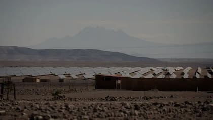 La planta solar Rubí se puede ver desde distintos puntos del poblado.