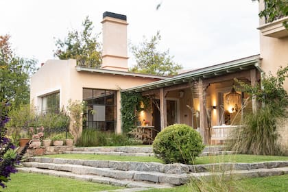 La plantación fue un mix entre lo formal y lo más silvestre. Se usaron Salvia guaranitica 'Purple Majesty' para que se llene de colibríes, jazmines y santa ritas, y un rosal ‘Pierre de Ronsard’.