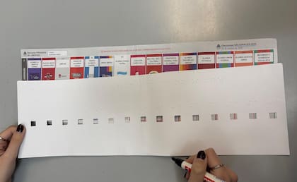 La plantilla de papel es del mismo tamaño que la boleta única, con un agujero por cada casilla de votación, numeradas en braille.