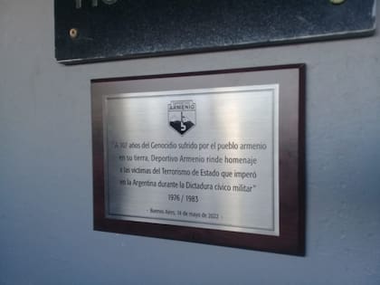 La plaqueta que se ubicó en el estadio de Deportivo Armenio