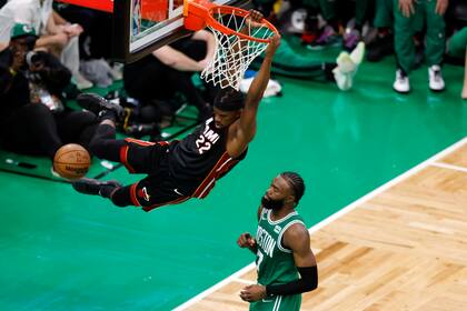 La plasticidad de Butler, en una volcada ante Jaylen Brown, de Boston Celtics, en una serie dramática que Miami ganó por 4-3 tras estar 3-0.