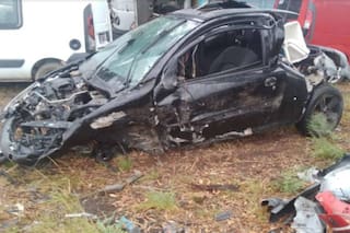 No se detuvo en un control, lo persiguieron y murió al chocar contra una camioneta y un poste