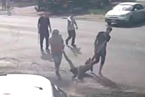 Un grupo de vecinos arrastró por la calle a un hombre acusado de reiterados robos en La Plata