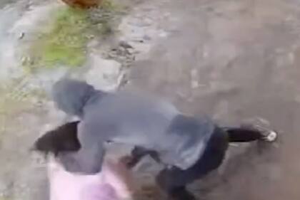 La Plata: un motochorro tiró al agua a una mujer para robarle las pertenencias