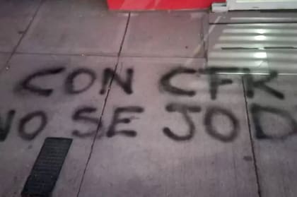 El episodio se suma a otro similar ocurrido el lunes en la ciudad de Guaymallén, Mendoza, donde fueron vandalizadas la sede del Comité Departamental de la UCR y un espacio universitario de la agrupación Franja Morada en la Facultad de Ciencias Políticas y Sociales de la Universidad Nacional de Cuyo