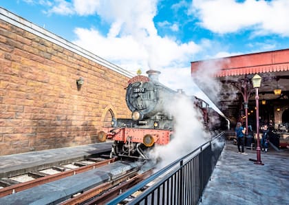 La plataforma 9 ¾ con el Expreso de Hogwarts a punto de salir hacia el Colegio de Magia y Hechicería