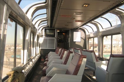 La plataforma de vistas panorámicas del Texas Eagle de Amtrak cuenta con ventanas que llegan desde el suelo hasta el techo
