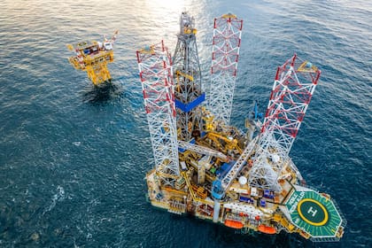 La plataforma Fénix junto con la estructura de perforación están ubicadas a 60 km de la costa de Río Grande, en Tierra del Fuego
