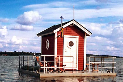 La plataforma flotante Utter Inn en un lago sueco