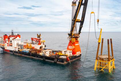La plataforma tiene un tamaño de 40 metros por 50 y pesa 4000 toneladas; fue diseñada y construida en el astillero de Rossetti Marino, en el puerto de Rávena, Italia, y traída a cargo de un buque holandés, Aegir, de la empresa Heerema
