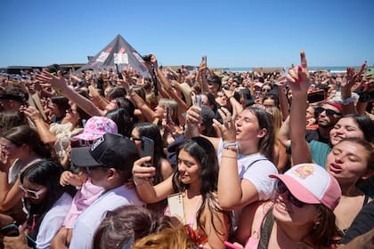 La playa como escenario: LUZU TV, jóvenes y una escena que reordenó el verano en Pinamar