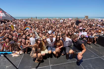 La playa como escenario: LUZU TV, jóvenes y una energía especial