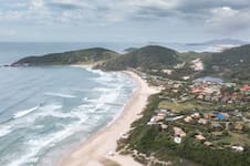 Ni Río ni Florianópolis: la playa que se volvió la favorita de celebridades y jóvenes argentinos