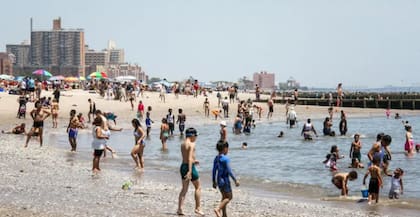 La playa de Brighton en Brooklyn es en parte una experiencia de natación y en parte una inmersión cultural (Foto: BBC)