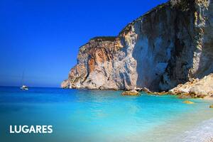 La playa de Emiritis al lado de un acantilado, en el Oeste.