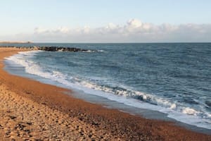 La playa de Folkestone, en Inglaterra, fue testigo de una curiosa iniciativa de un artista alemán