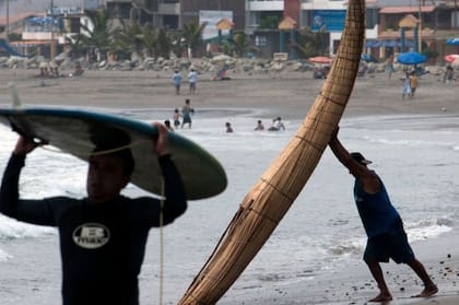 La playa de Huanchaco en Perú, se caracteriza por un oleaje constante y limpio