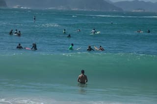 ¿Es peligroso meterse en agua fría en los días más calurosos? Qué dicen los expertos