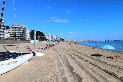 La playa de La Baule, en Francia, el principal atractivo turístico del pueblo en el que se concentran y entrenan los Pumas durante el Mundial de Rugby