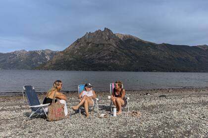 La playa de la hostería, con vista exclusiva al lago Huechulaufquen.