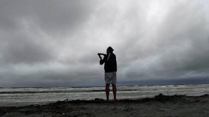 La playa de Miami, casi desierta en la antesala de la llegada de Matthew