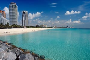 La playa de Miami que enamora a los argentinos por su agua cristalina y sus atardeceres únicos