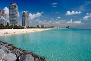 La playa de Miami que enamora a los argentinos por su agua cristalina y sus atardeceres únicos