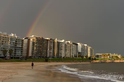 La playa de Pocitos en Montevideo sin gente ya que el país presenta más de 300 casos de coronavirus