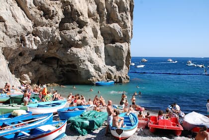 La playa de Praiano, a 12 km de Positano.