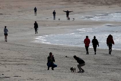 La playa francesas abren con restricciones